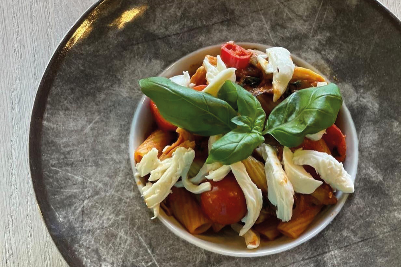 Vegetarisk pasta med mozarella och tomat